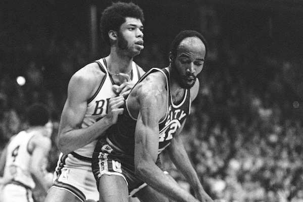 Kareem Abdul-Jabbar guarding Nate Thurmond